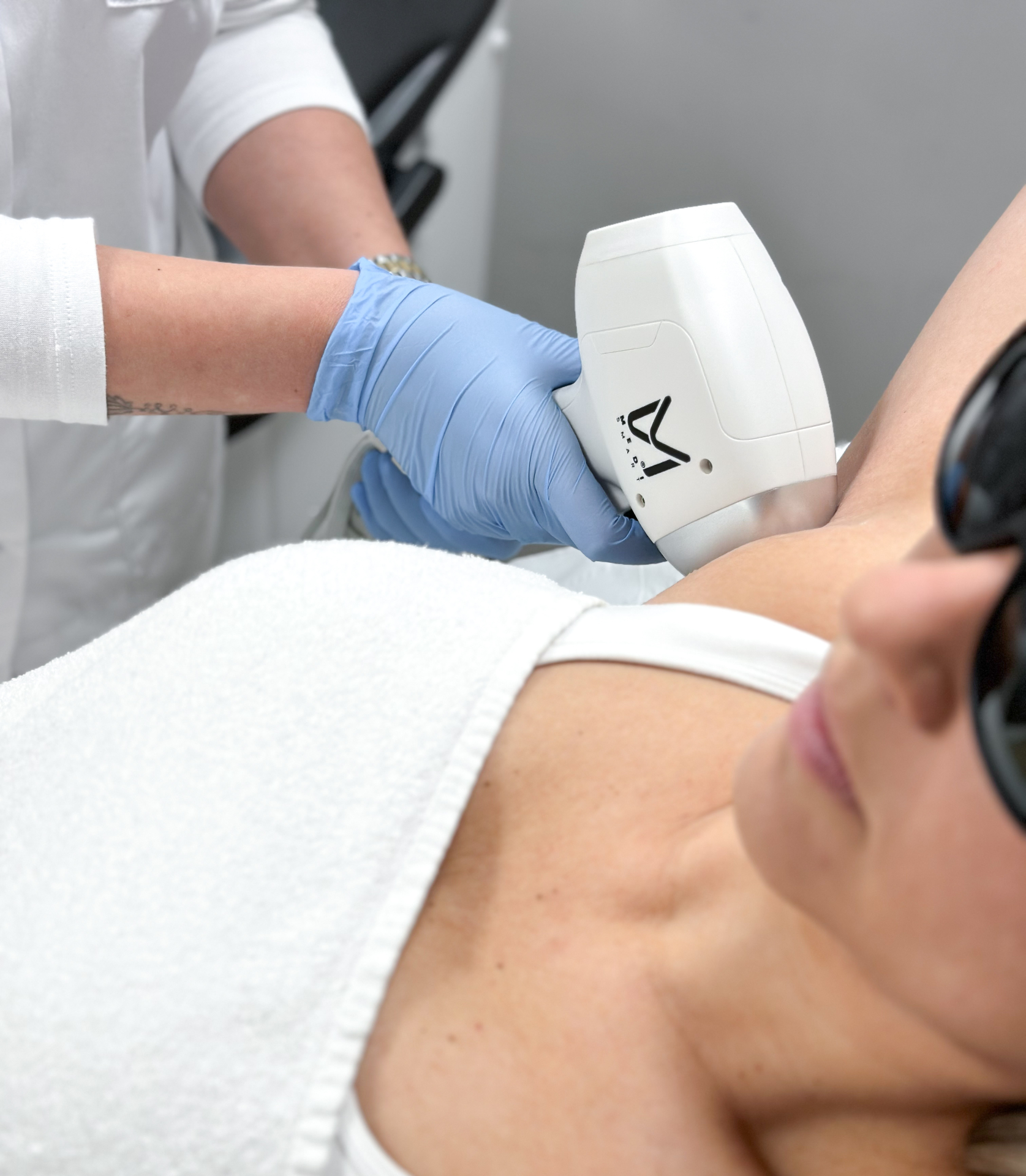 Laserapparatuur in de behandelkamer van laserkliniek Clinic-C in Zevenbergen
