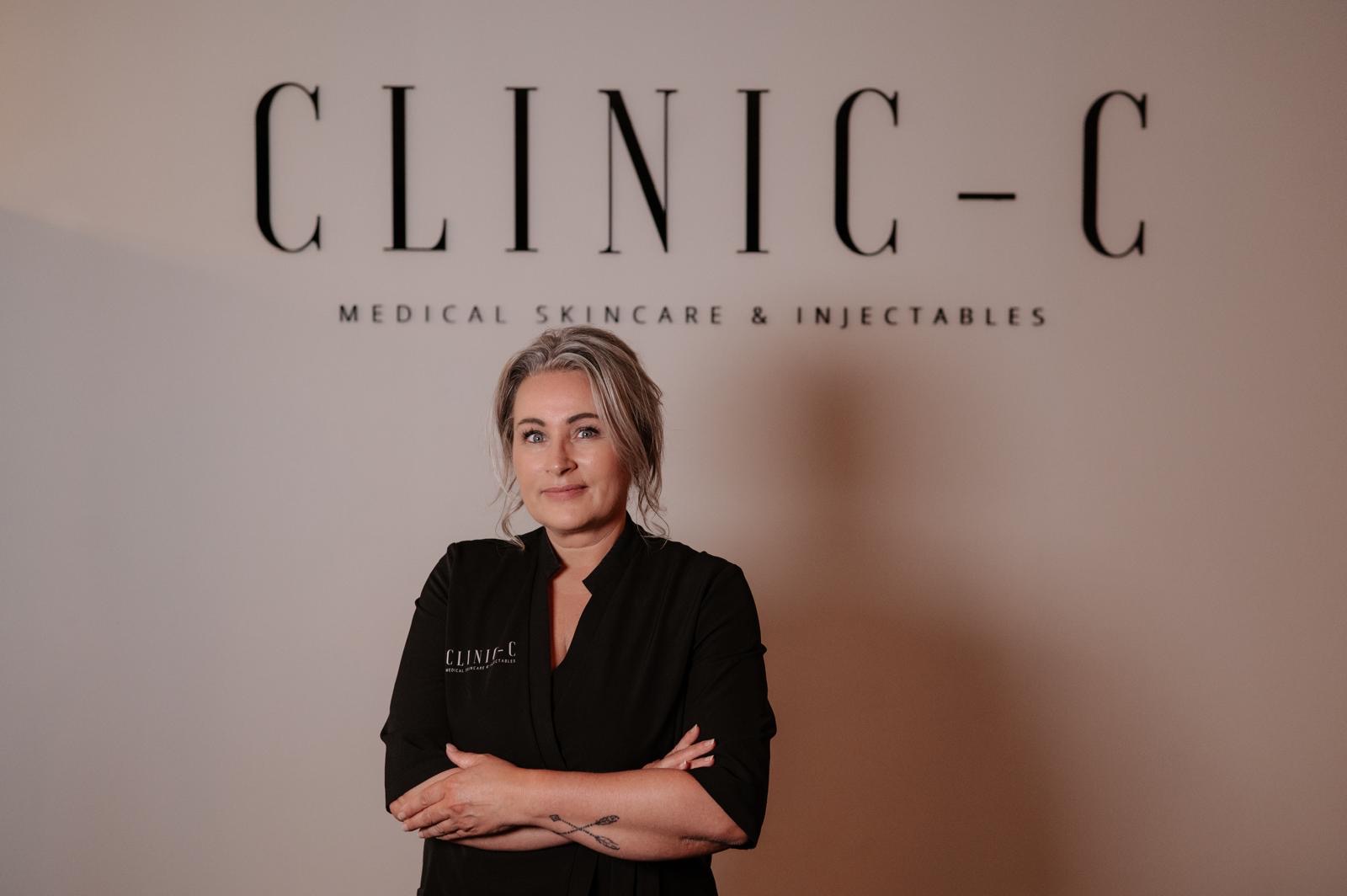 Corine Muusse behandelt een cliënt in laserkliniek Clinic-C